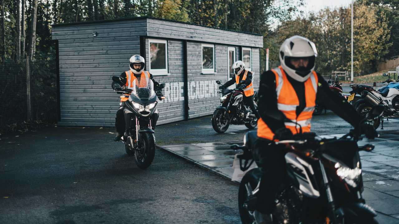 Motosiklete yeni başlayanlar için trafikte sürüş teknikleri